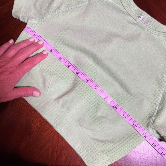 Green Short Sleeve Crop Athletic type top SMALL - Picture 5 of 5